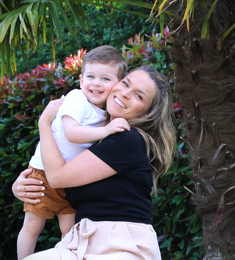 Portrait de famille joyeux en extérieur